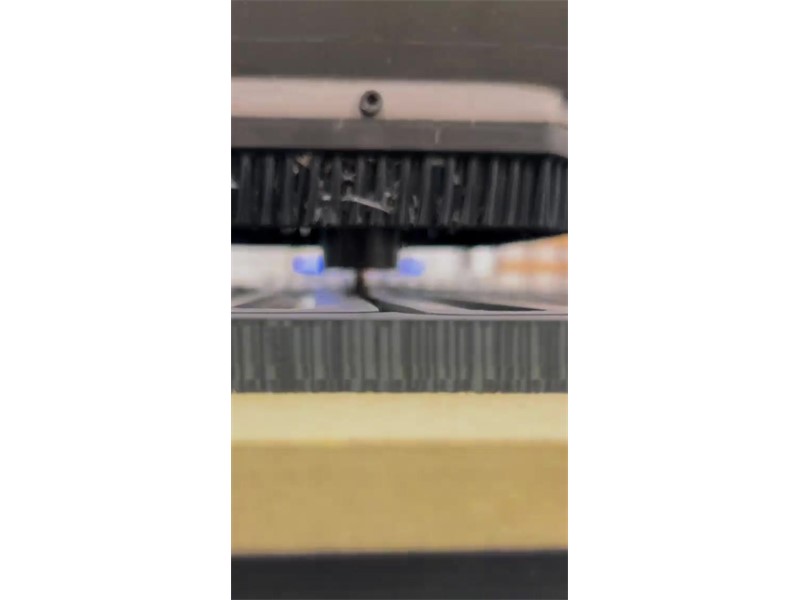CNC-obdelovalna glava med izdelavo kosa v delavnici POS Plastika